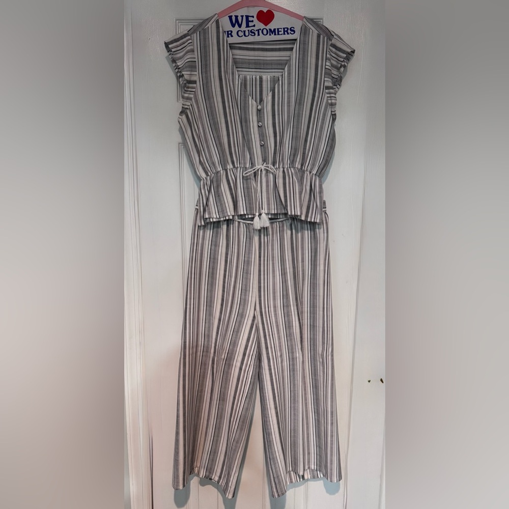 BB DAKOTA Two piece Summer pant set in Gray and White SIZE S